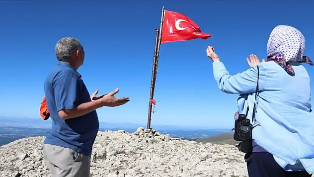 Türkülere konu olan Ilgaz Dağı'nın zirvesinde dev Türk bayrağı dalgalandırıldı