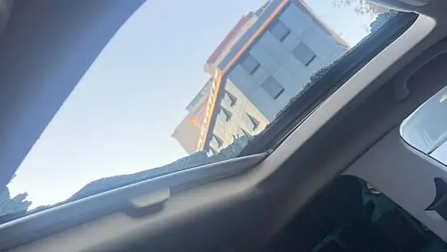 Balkondan atıldı, cam tavandan kafasına düştü!