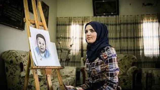 Makyaj malzemeleri elinde sanata dönüşüyor