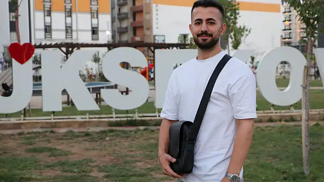 Tanımadığı kişilerin resmini çiziyor, hediye ederken video çekip sosyal medyada paylaşıyor