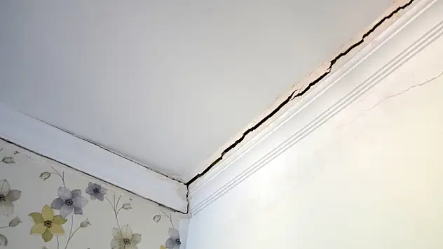 Duvarlarında çatlaklar oluşan binada oturanlar, belediyeden yardım istedi