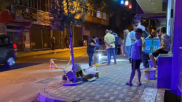 Otomobil yolun karşısına geçen çocuğa çarptı