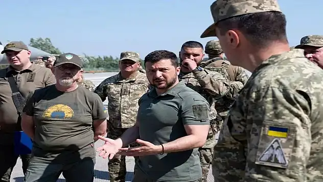 Zelenskiy hepsini görevden aldı: Vatana ihanet