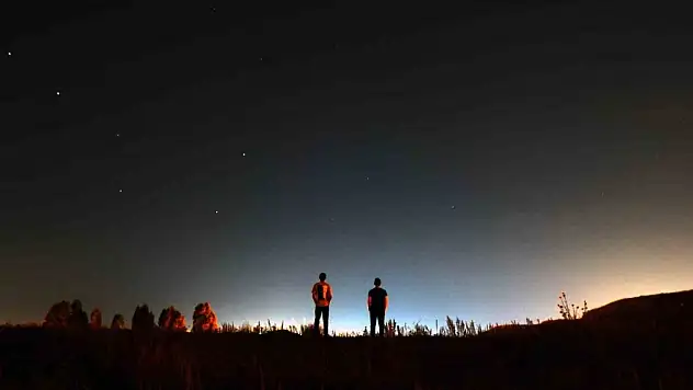 Gece yarısı o ana şahitlik etmek için toplandılar