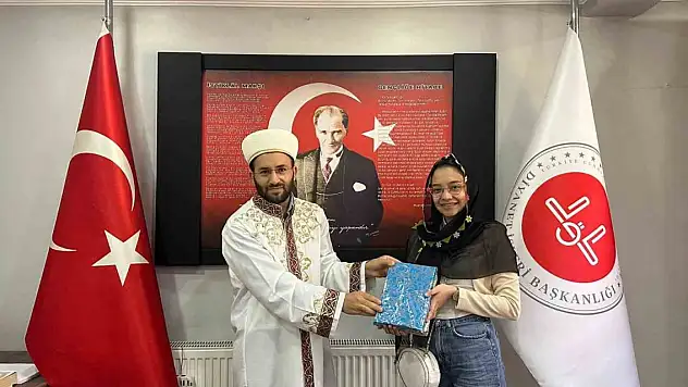 Filipinli genç kız Müslüman odu