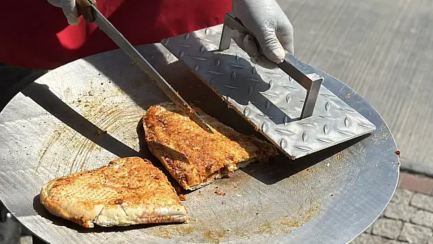 Adana'da hissedilen sıcaklık 50 dereceyi aştı: Güneşte yemek pişirdi