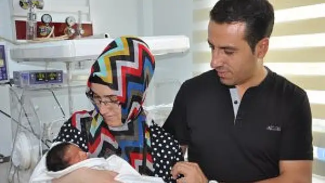 Anne karnındaki 140 gramlık bebeğe müdahale