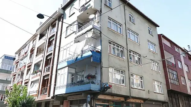 Balkona çıktı 'beni kurtarın' diye bağırdı