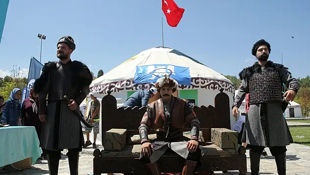 KBBi Şehir Tiyatrosu oyuncuları Malazgirt Zaferi etkinliklerine renk kattı