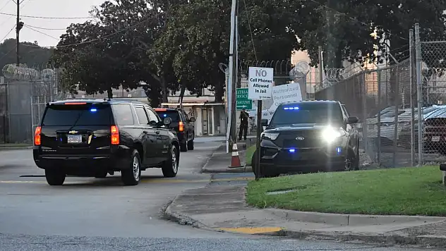 ABD'de bir ilk: Trump Georgia'da cezaevine teslim oldu!