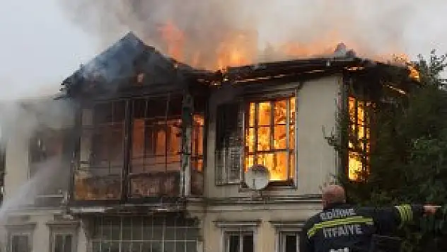 Edirne'de tarihi binada çıkan yangın söndürüldü
