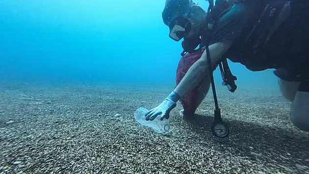 Her dalışta deniz dibinden kilolarca atık topluyorlar