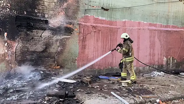 İnşaat malzemeleri dükkanında yangın