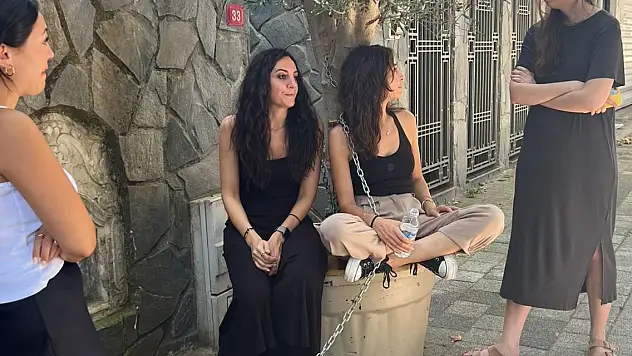 Zeytin ağacı tartışması: Kendini ağaca zincirledi