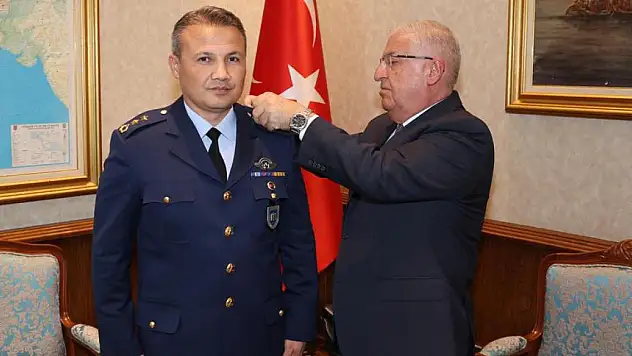 Bakan Güler uzaya gidecek ilk Türk pilota rütbesini taktı