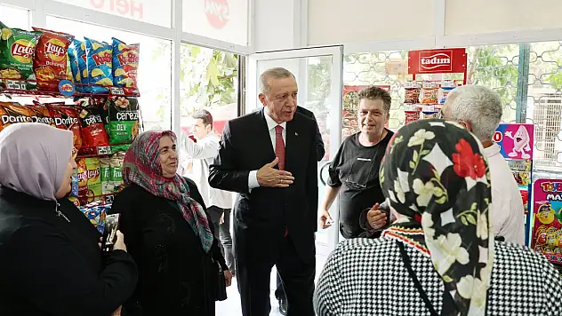 Cumhurbaşkanı Erdoğan çocuklara oyuncak dağıttı