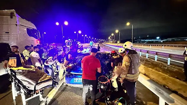 TIR ile çarpışan otomobil bariyerlere vurdu: 4 yaralı