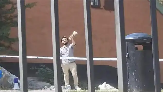 İsveç iyice haddi aştı! İsveç'te Kur'an-ı Kerim'e saldırıyı engelleyen 15 kişi gözaltına alındı