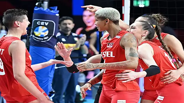 Avrupa şampiyonu Filenin Sultanları, Türkiye'ye döndü