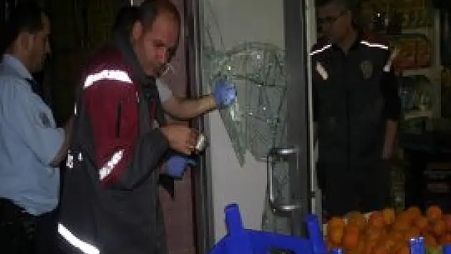 Tekme atıp camı kırdı!