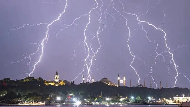 Meteoroloji ve Valilik peş peşe uyarmıştı: İstanbul'u sağanak yağış vurdu