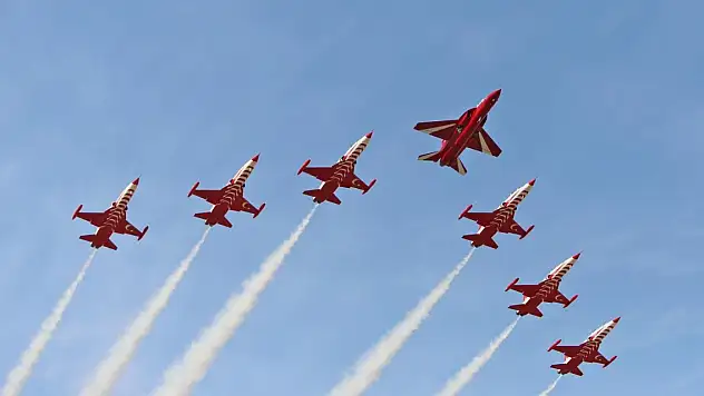 Hürjet, Türk Yıldızları ile uçtu