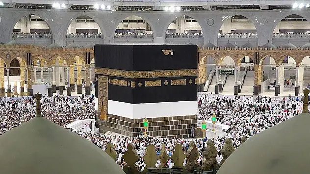 Diyanet depremzede üniversite öğrencilerini umreye gönderiyor