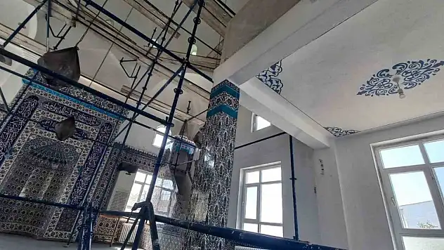 Görev yaptığı camileri yeniliyor