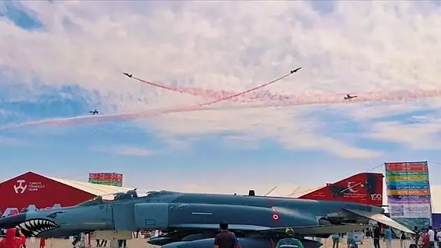 Türk Yıldızları TEKNOFEST'te nefes kesti