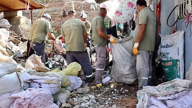 Bu evden, 8 saatte 7 kamyon çöp çıktı