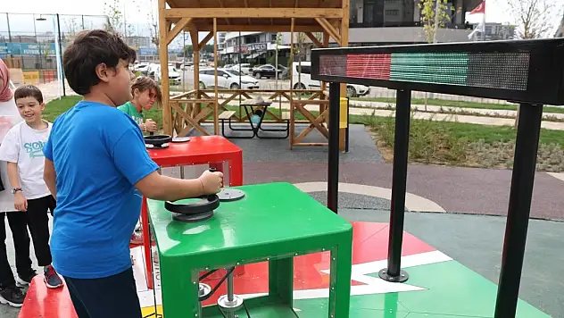 Bu parkta çocuklar, hem eğleniyor hem de elektrik üretiyor