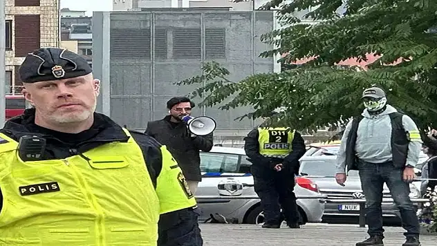 Charlie Hebdo'dan alçak kapak: Kur'an-ı Kerim'i hedef aldılar