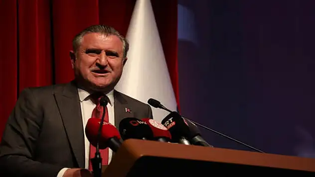 Bakan Bak'tan milli yüzücü Kuzey Tunçelli'ye tebrik mesajı