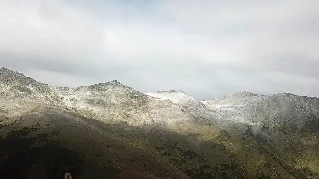 Kavrun Yaylası'na mevsimin ilk karı yağdı