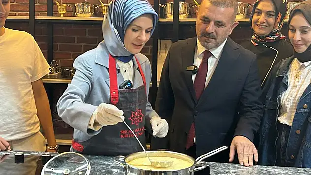 Bakan Göktaş, öğrenciler ile mutfağa girip yemek yaptı