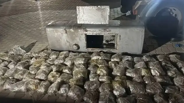 TIR'ın akaryakıt deposunda 58 kilo uyuşturucu ele geçirildi