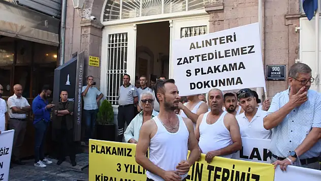 İzmir Büyükşehir Belediye binası önünde 'atletli' eylem