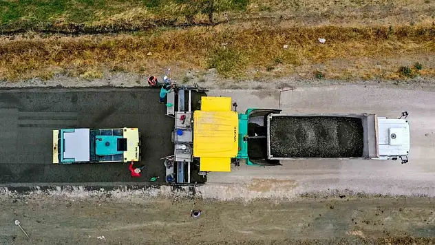 Türkiye'nin en soğuk ilçesinde yol çalışması sürüyor