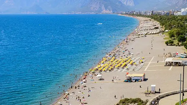 Antalya'da turistler Konyaaltı sahiline akın etti, sıcaklıklar zirve yaptı!