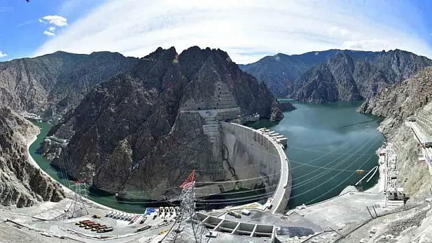 Yusufeli Barajı'nda türbinler enerji üretimi için dönüyor