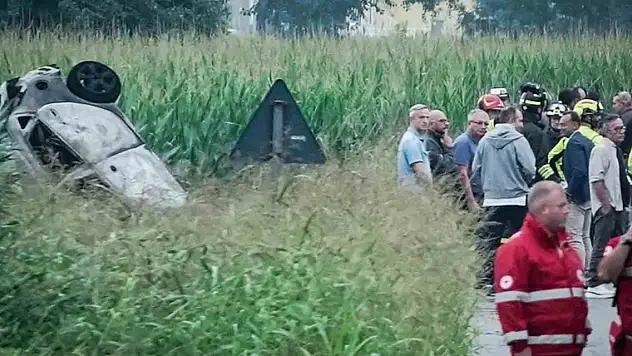 Hava akrobasi uçağı düştü: 1 ölü