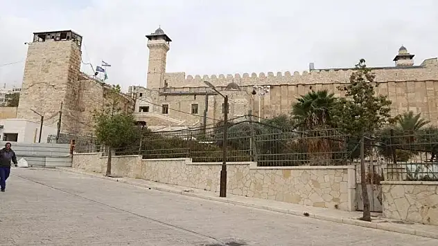 İsrail, camiyi Müslümanlara kapatıp Yahudilere açtı