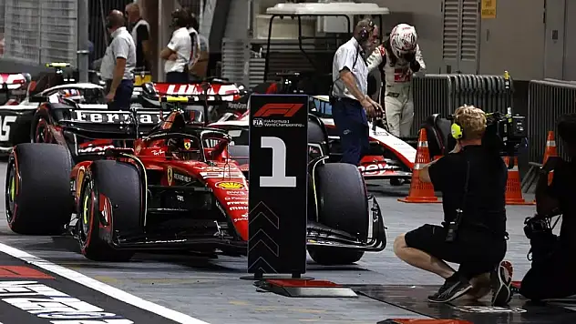 Carlos Sainz Singapur'da kazandı! Verstappen'in galibiyet serisi sona erdi