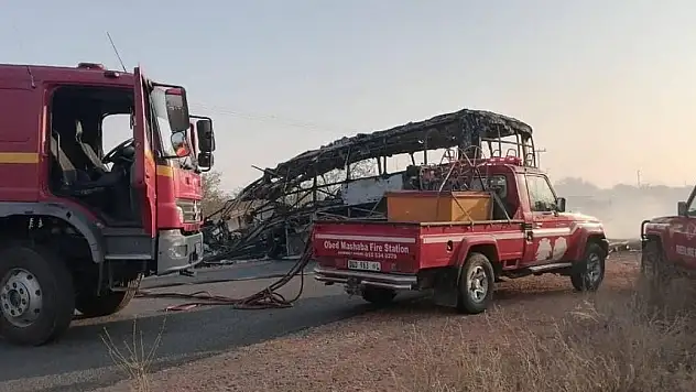 Madencileri taşıyan otobüs kamyonla çarpıştı: 20 ölü