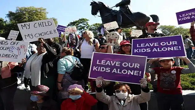 Batı'da LGBT dayatmasına karşı aileler sokağa indi