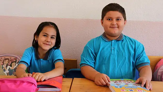 Dayı- yeğen ilkokulda aynı sırayı paylaşıyor