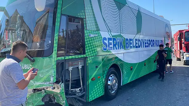 İkinci lig kulübünün takım otobüsü, otomobille çarpıştı: 1 yaralı