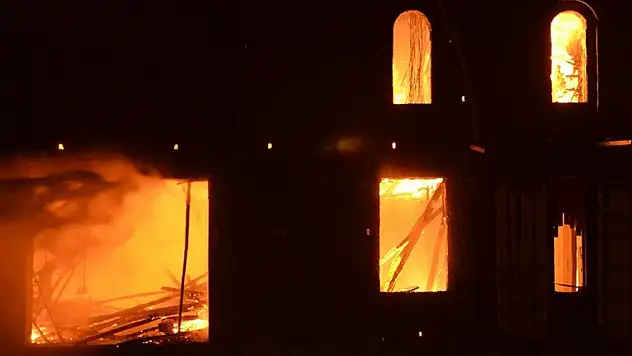 Camide yangın çıktı