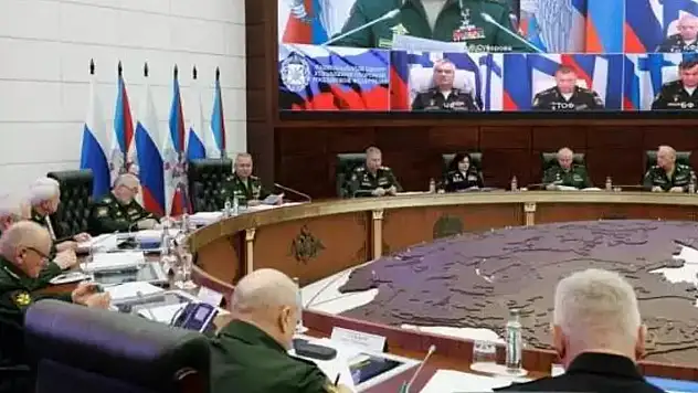 'Öldü' denilen komutan toplantıda görüntülendi