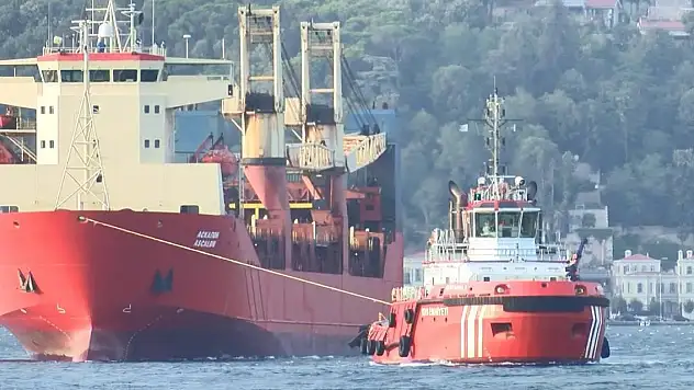 Arızalanan yük gemisi 11 saatte Ahırkapı'ya çekildi